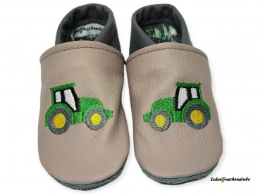 Lederpuschen beige-anthrazit, mit Traktor mittelgrün-gelb